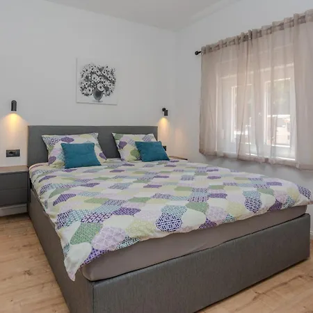 Seaside With A Swimming Pool - 23288 Apartment
