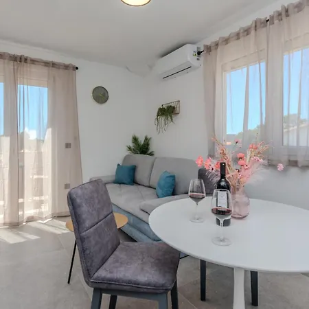 Seaside With A Swimming Pool - 23288 Apartment *