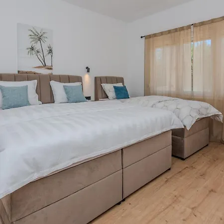 Apartment Seaside With A Swimming Pool - 23288