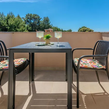 Apartment Seaside With A Swimming Pool - 23288